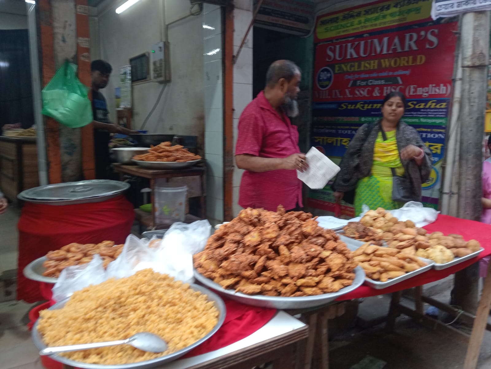 নারায়ণগঞ্জে জমে উঠেছে ইফতারের বাজার: ঐতিহ্যে ও স্বাদে সরগরম চারপাশ