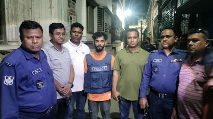 নারায়ণগঞ্জে পুলিশের অস্ত্র ছিনতাই: ৩ জন গ্রেফতার, মধ্যরাতে উদ্ধার হলো পিস্তল-গুলি