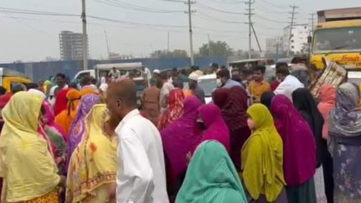 বেতন-বোনাসের দাবিতে উত্তাল রূপগঞ্জ: মহাসড়ক অবরোধে ৮ কিমি যানজট