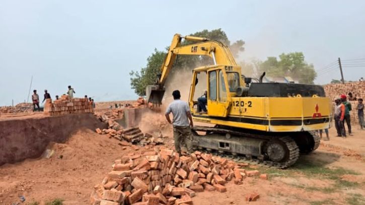 বক্তাবলীতে পরিবেশ অধিদপ্তরের হানা: ৩ ইটভাটাকে বড় অংকের জরিমানা, গুঁড়িয়ে দেওয়া হলো একটি