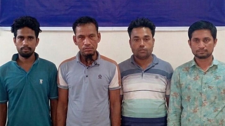 আড়াইহাজারে হত্যা ও ডাকাতি মামলার আসামীসহ গ্রেপ্তার ৪