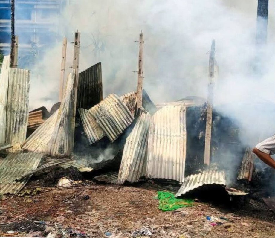 ফতুল্লায় জুটের গোডাউনে আগুন, ২০ লক্ষ টাকার মালামাল পুরে ছাই