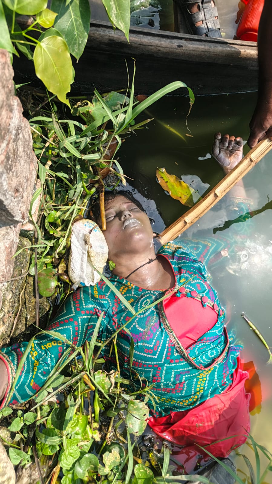 কাঁচপুরে দিঘি থেকে অজ্ঞাতনামা ব্যক্তির লাশ উদ্ধার