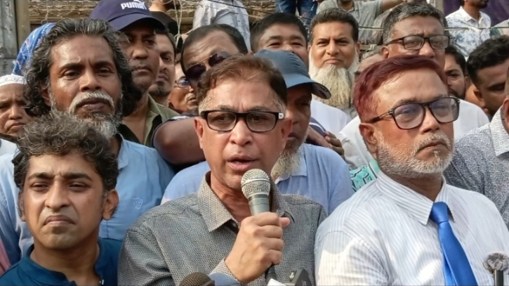 ফুটপাত উচ্ছেদ অভিযানে সংহতি অধ্যাপক মামুন মাহমুদের: ‘আমরা হকার মুক্ত করি নাই, অধিকার প্রতিষ্ঠা করেছি’