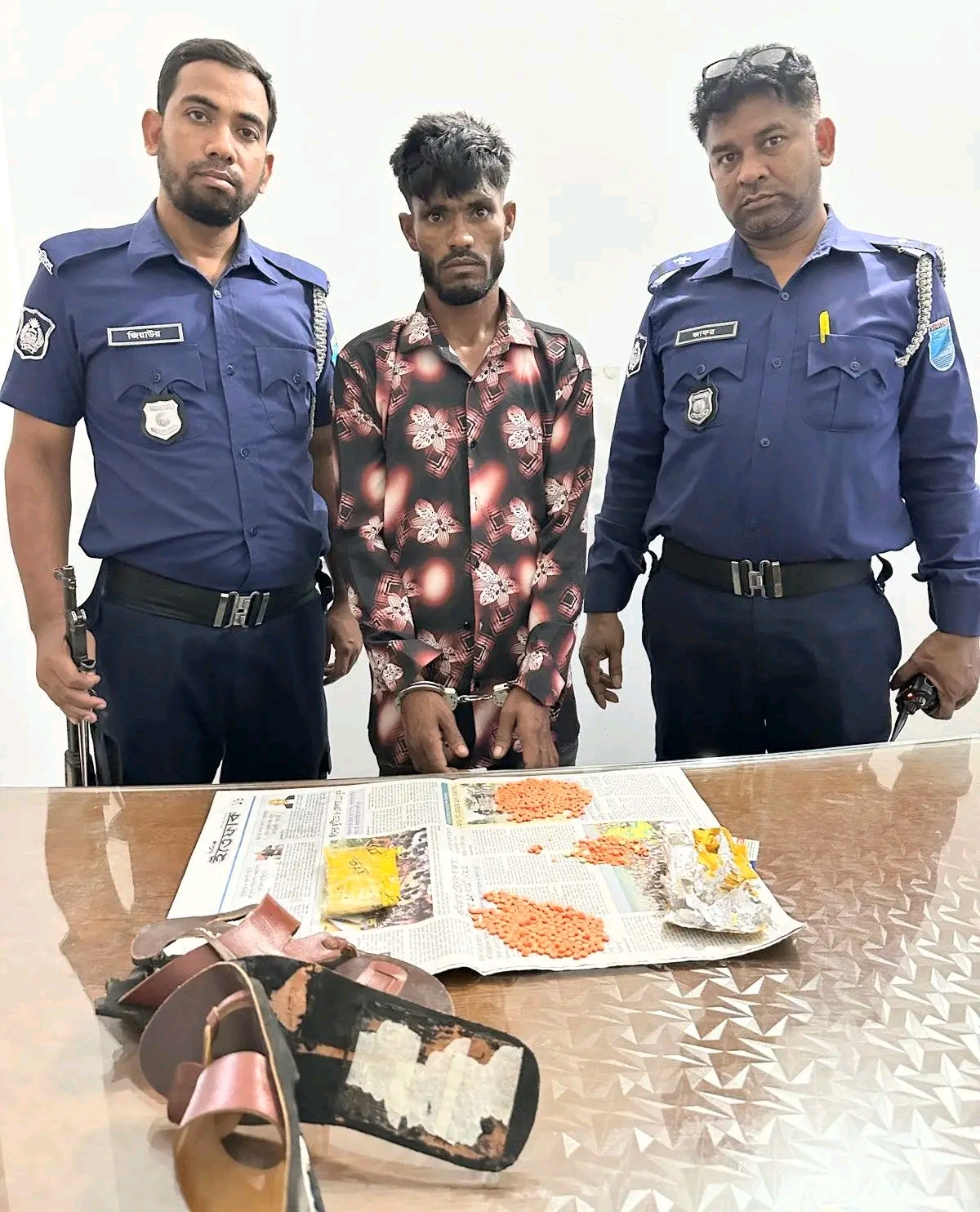 সোনারগাঁয়ে অভিনব কায়দায় জুতার ভেতর ইয়াবা পাচারকালে যুবক গ্রেপ্তার