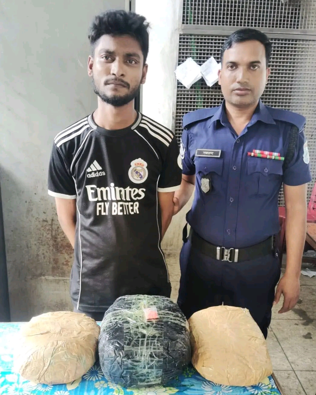 ফতুল্লায় ৪ কেজি গাঁজাসহ মাদক কারবারি গ্রেপ্তার