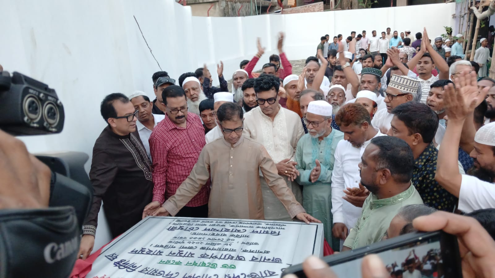 চৌধুরী বাড়ির উদ্যোগে মৃতদের গোসলখানার উদ্বোধন, শিক্ষার্থীদের মাঝে বৃক্ষ বিতরণ