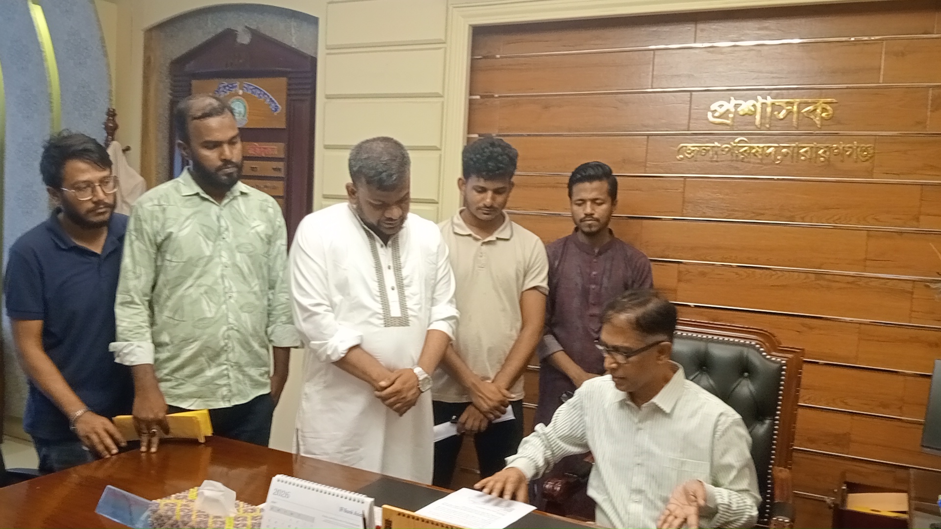 নারায়ণগঞ্জে পরিত্যক্ত অস্ত্রের ছড়াছড়ি: জনমনে আতঙ্ক, উদ্ধারে প্রশাসনের হস্তক্ষেপ দাবি ।