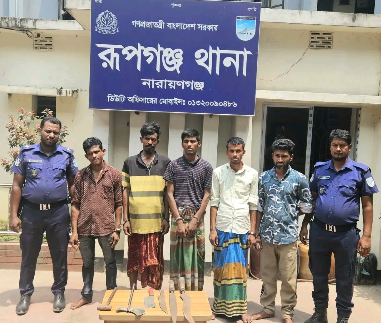 রূপগঞ্জে ডাকাতির প্রস্তুতিকালে বাস ও দেশীয় অস্ত্রসহ ৫ ডাকাত গ্রেপ্তার