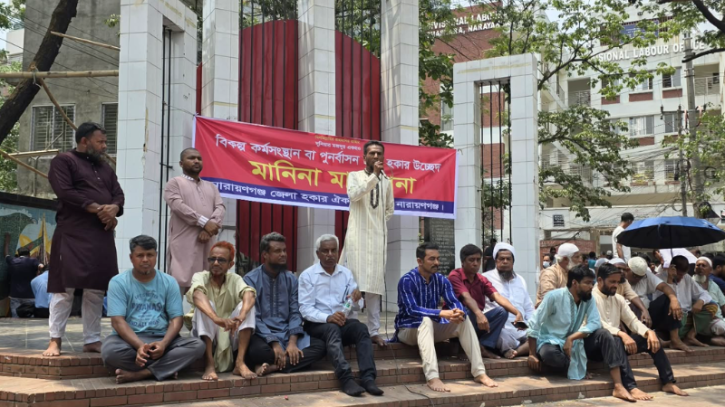 নারায়ণগঞ্জে হকার উচ্ছেদ: পুনর্বাসনের দাবিতে বিক্ষোভ, নগরভবনে স্মারকলিপি