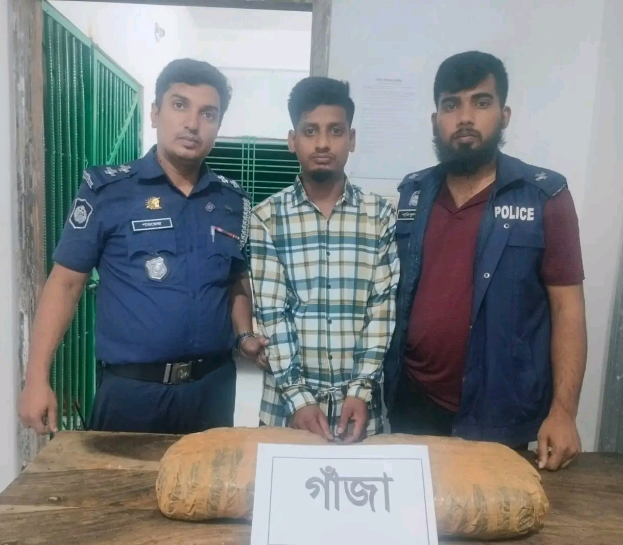 সোনারগাঁওয়ে ৪ কেজি গাঁজাসহ বাসের যাত্রী গ্রেফতার