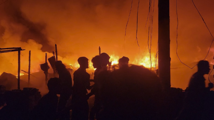 নারায়ণগঞ্জে ভয়াবহ অগ্নিকাণ্ড: ফতুল্লায় ঝুটের গুদাম ও স’ মিল ভস্মীভূত