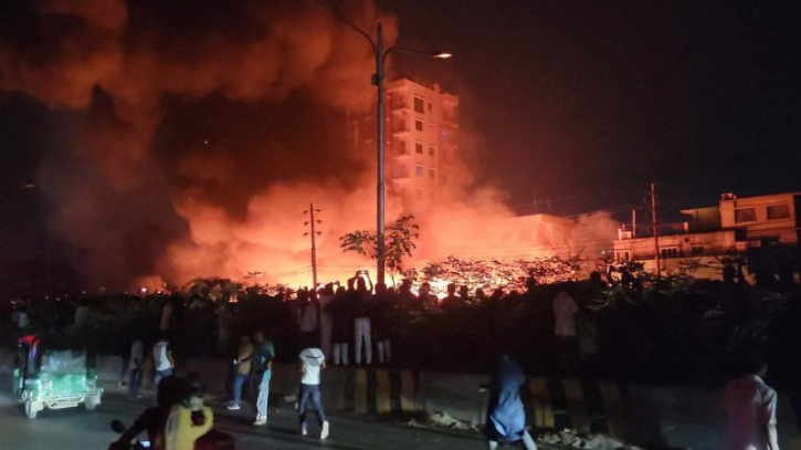 নারায়ণগঞ্জের ফতুল্লায় ভয়াবহ অগ্নিকাণ্ড: পুড়ে ছাই অন্তত ১২টি ব্যবসা প্রতিষ্ঠান