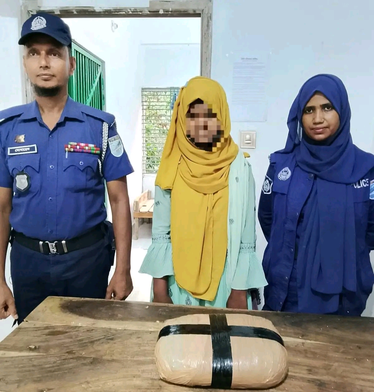 সোনারগাঁওয়ে ১ কেজি গাঁজাসহ এক কিশোরী আটক