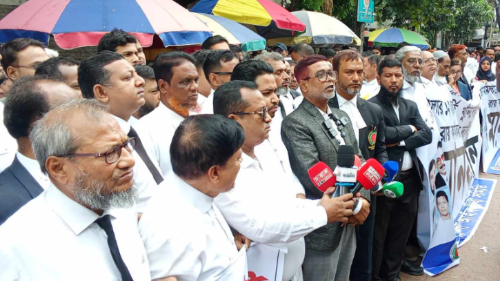 নারায়ণগঞ্জের আলোচিত সাত খুন মামলার রায় দ্রুত কার্যকরের দাবিতে আইনজীবীদের মানববন্ধন