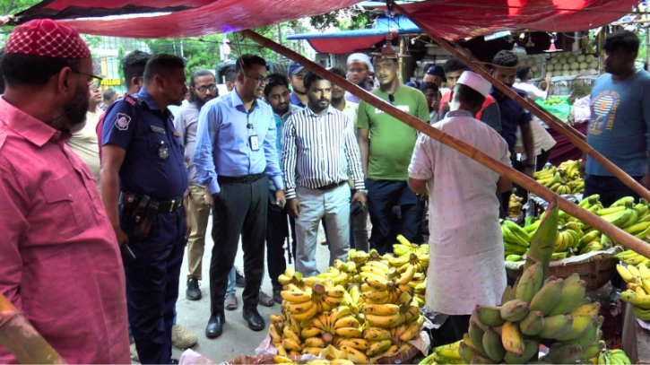 নারায়ণগঞ্জে হকারদের বিক্ষোভের পরপরই প্রশাসনের উচ্ছেদ অভিযান