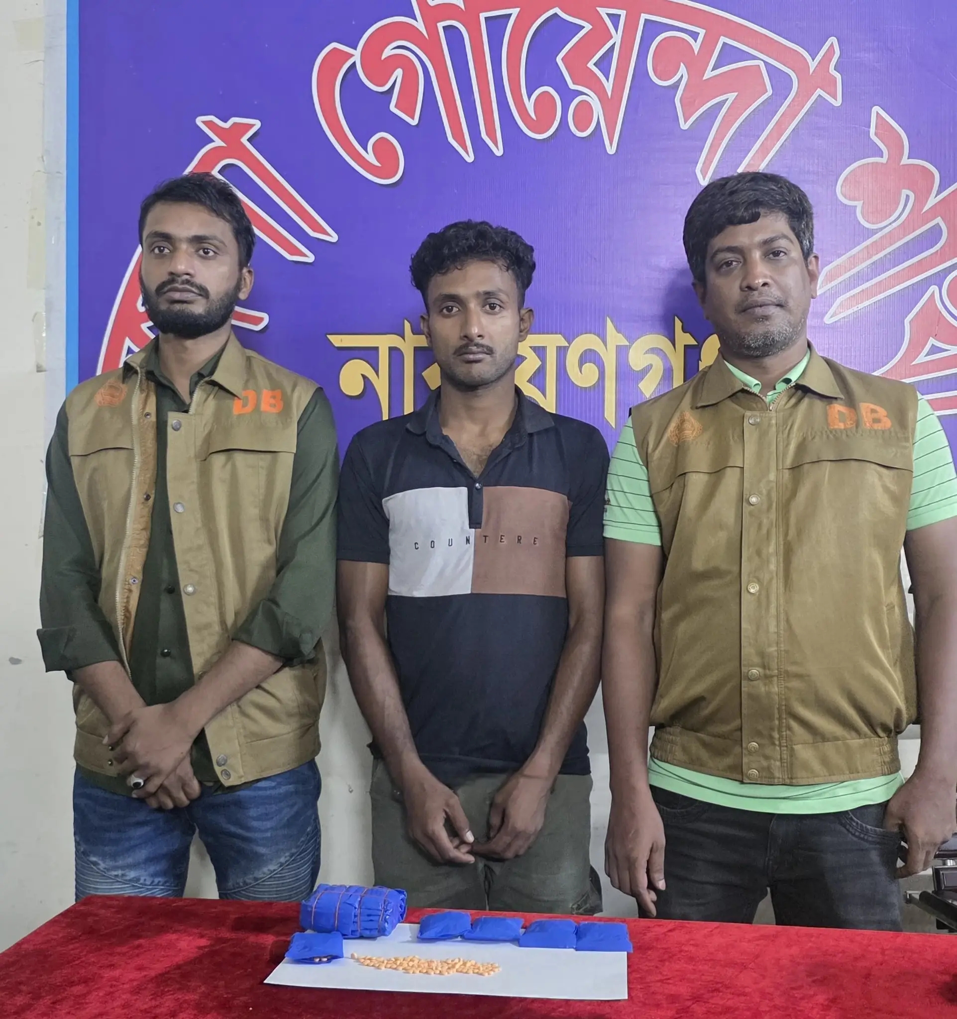 সিদ্ধিরগঞ্জে ডিবির অভিযান: ৩০০০ পিস ইয়াবাসহ মাদক কারবারি গ্রেপ্তার