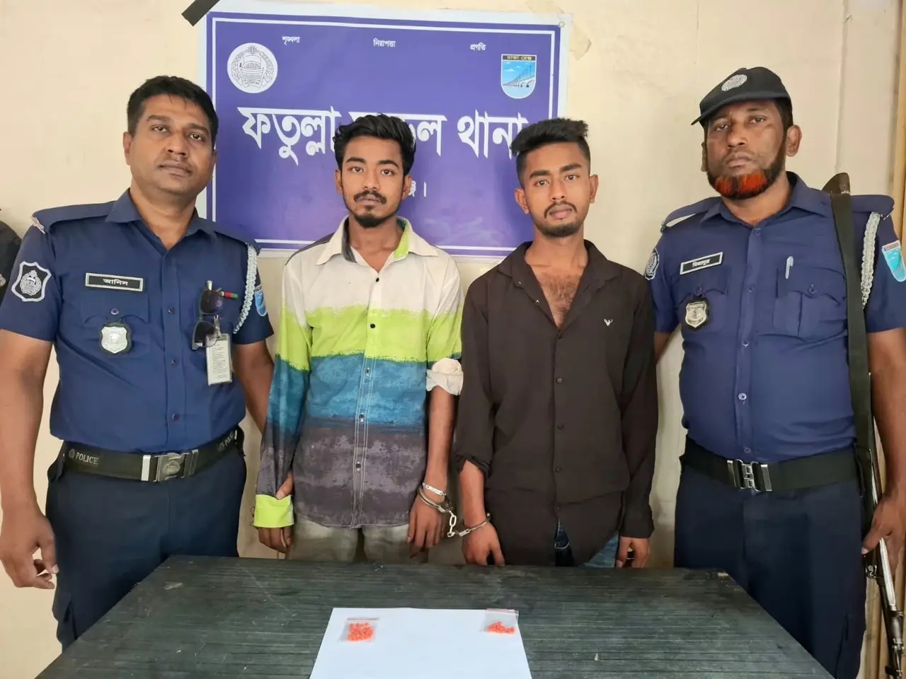 ফতুল্লায় ৫২ পিস ইয়াবাসহ ২ মাদক ব্যবসায়ী গ্রেফতার