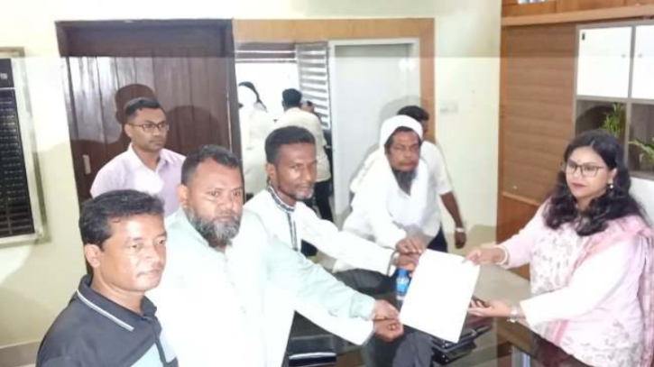 নারায়ণগঞ্জে হকারদের অবস্থান কর্মসূচি: পুনর্বাসন ও নির্দিষ্ট সময়ে ব্যবসার দাবিতে স্মারকলিপি প্রদান