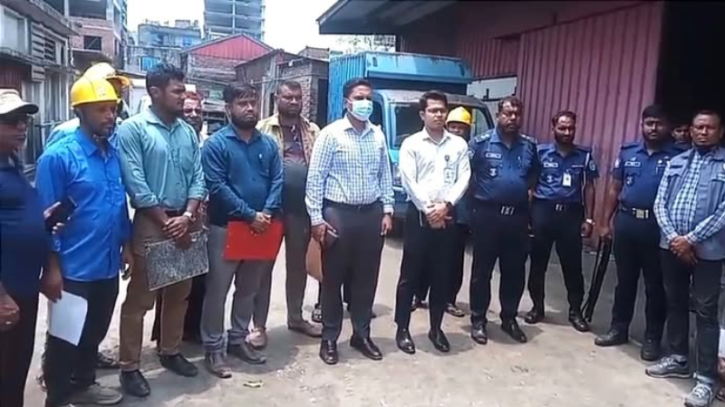 ফতুল্লায় অবৈধ ‘ফুডল্যান্ড প্রোডাক্টস’র গ্যাস ও বিদ্যুৎ সংযোগ বিচ্ছিন্ন