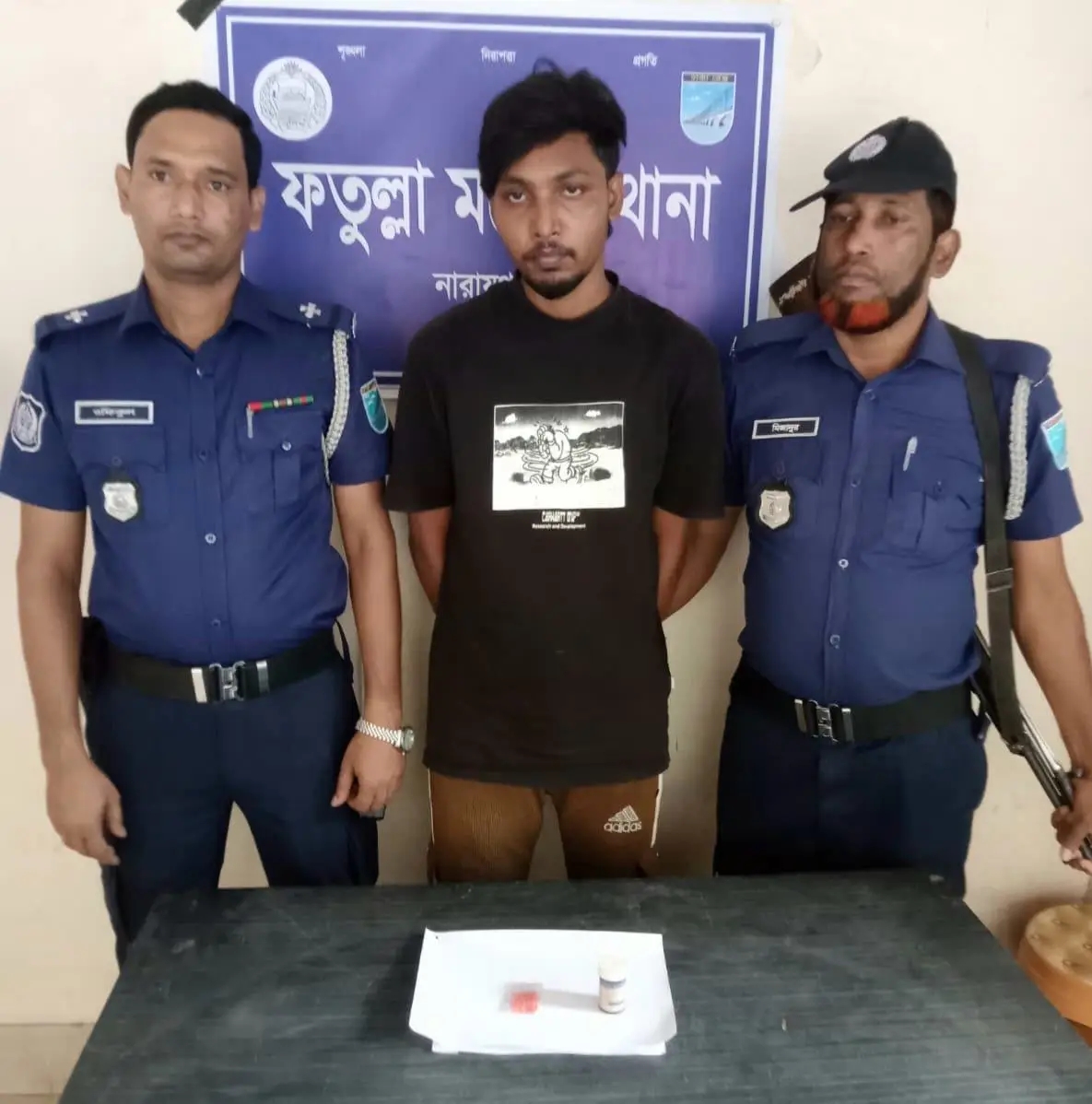 ফতুল্লায় ২০ পিস ইয়াবাসহ মাদক ব্যবসায়ী গ্রেফতার