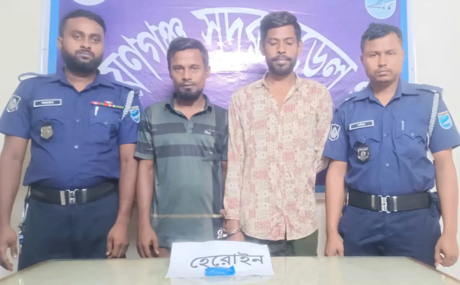 নারায়ণগঞ্জে ৮৫ পুরিয়া হেরোইনসহ দুই মাদক বিক্রেতা গ্রেপ্তার