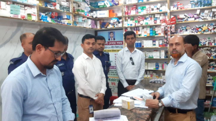 সোনারগাঁয়ে ড্রাগ প্রশাসনের অভিযান: ৪ ফার্মেসিকে জরিমানা