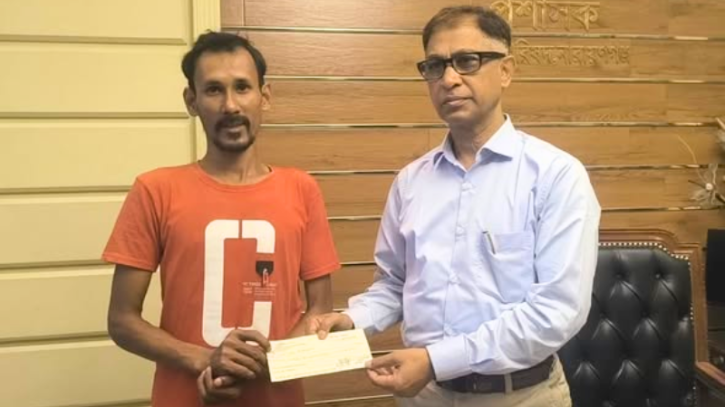 জুলাই অভ্যুত্থানে আহত পিকআপ চালককে নারায়ণগঞ্জ জেলা পরিষদের আর্থিক অনুদান