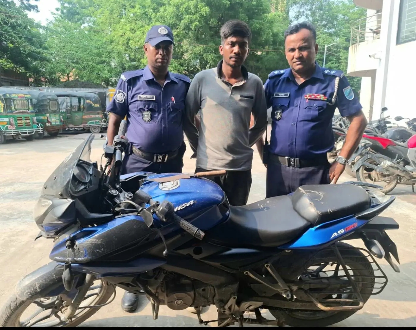 ফতুল্লায় ছোরা ও পালসার মোটরসাইকেলসহ চিহ্নিত ছিনতাইকারী গ্রেফতার