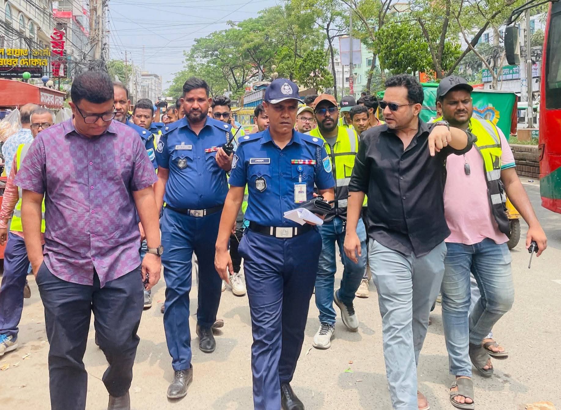 চাষাঢ়ার যানজট নিরসনে মাঠে নামল ‘উই আর ভলান্টিয়ার’, অর্থায়নে তিন প্রতিষ্ঠান