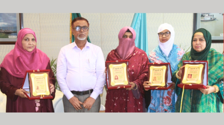 নারায়ণগঞ্জে ৪ রত্নগর্ভা মাকে হলি উইলস স্কুলের সম্মাননা