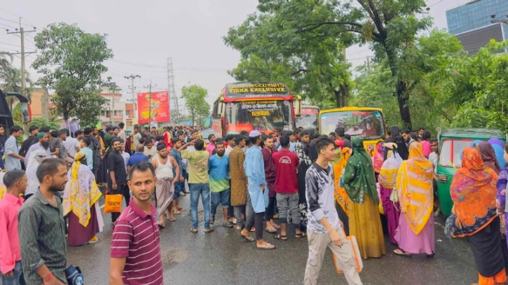 সোনারগাঁয়ে বকেয়া বেতনের দাবিতে মহাসড়ক অবরোধ, পুলিশ-শ্রমিক সংঘর্ষে রাবার বুলেট ও কাঁদানে গ্যাস!