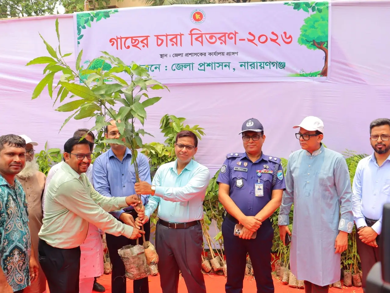 নারায়ণগঞ্জে জেলা প্রশাসনের উদ্যোগে গাছের চারা বিতরণ