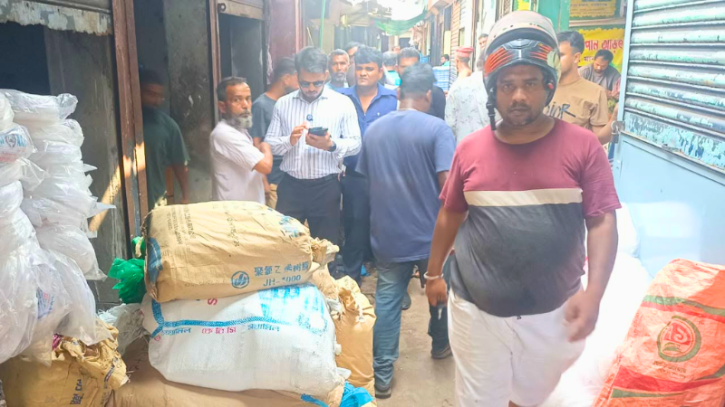 নারায়ণগঞ্জে নিষিদ্ধ পলিথিন বিরোধী অভিযান: ৬১৩ কেজি পলিথিন জব্দ, জরিমানা ২৪ হাজার