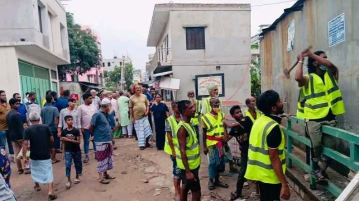 নারায়ণগঞ্জে কল্যাণী খাল দখলমুক্ত করতে জেলা প্রশাসনের উচ্ছেদ অভিযান: গুঁড়িয়ে দেওয়া হচ্ছে গার্মেন্টসের অবৈধ অংশ