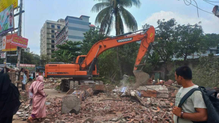 নারায়ণগঞ্জ মহিলা কলেজের সামনে নাসিকের উচ্ছেদ অভিযান, পুনর্বাসনের আশ্বাস