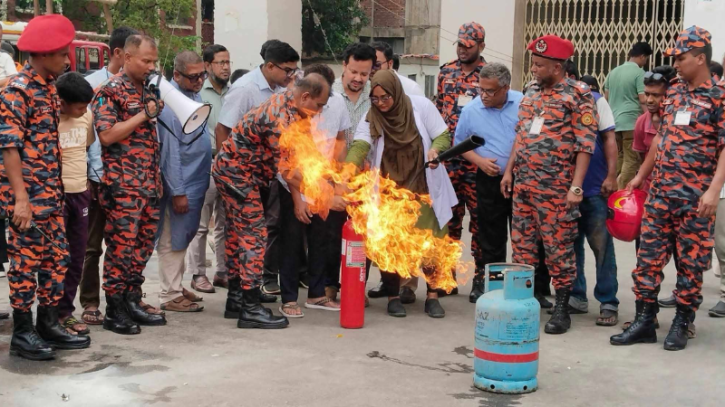 খানপুর ৩০০ শয্যা হাসপাতালে ফায়ার সার্ভিসের দুর্যোগ মোকাবেলা মহড়া
