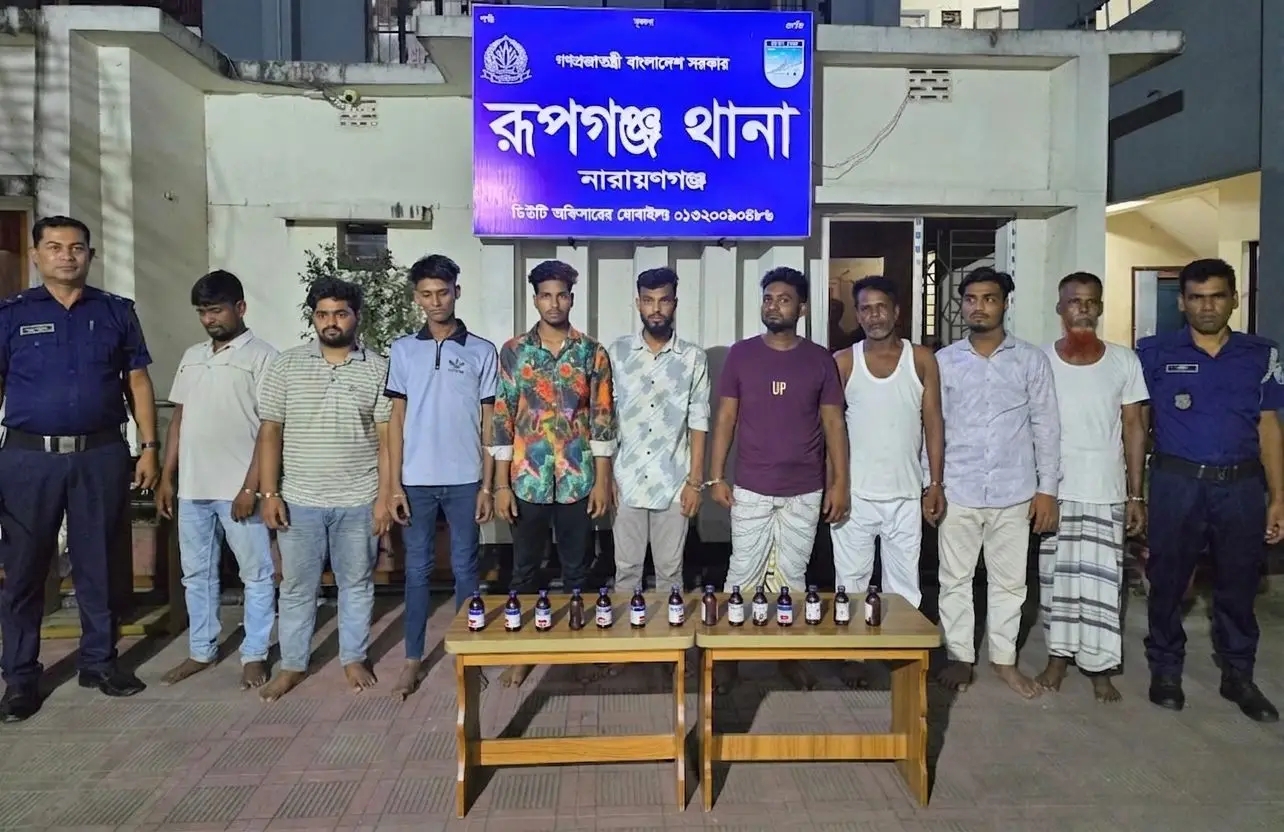 গোলাকান্দাইলে পুলিশ-র‌্যাবের যৌথ চিরুনি অভিযান: ১৪ বোতল স্কার্ফসহ গ্রেফতার ৯