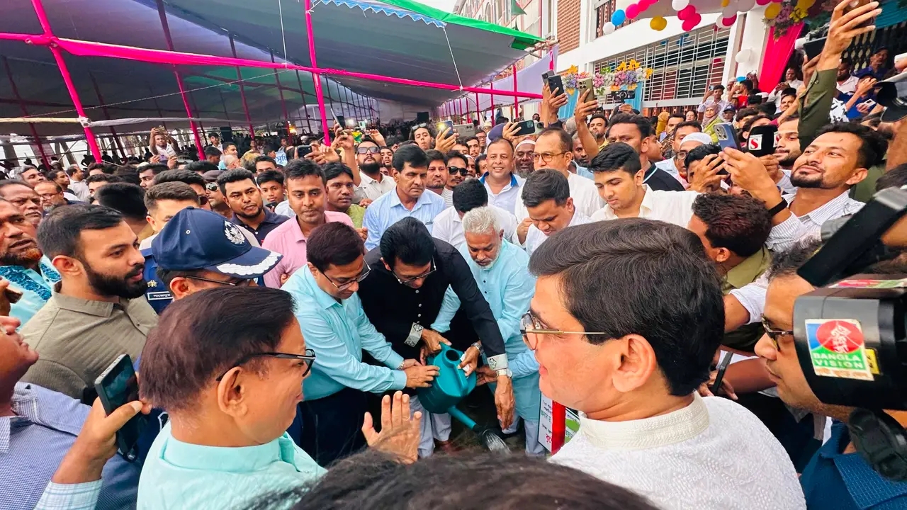 সোনারগাঁওয়ে দেশব্যাপী ২৫ কোটি বৃক্ষরোপণ কর্মসূচির উদ্বোধন: উপস্থিত ছিলেন শিক্ষামন্ত্রী ও জেলা প্রশাসক