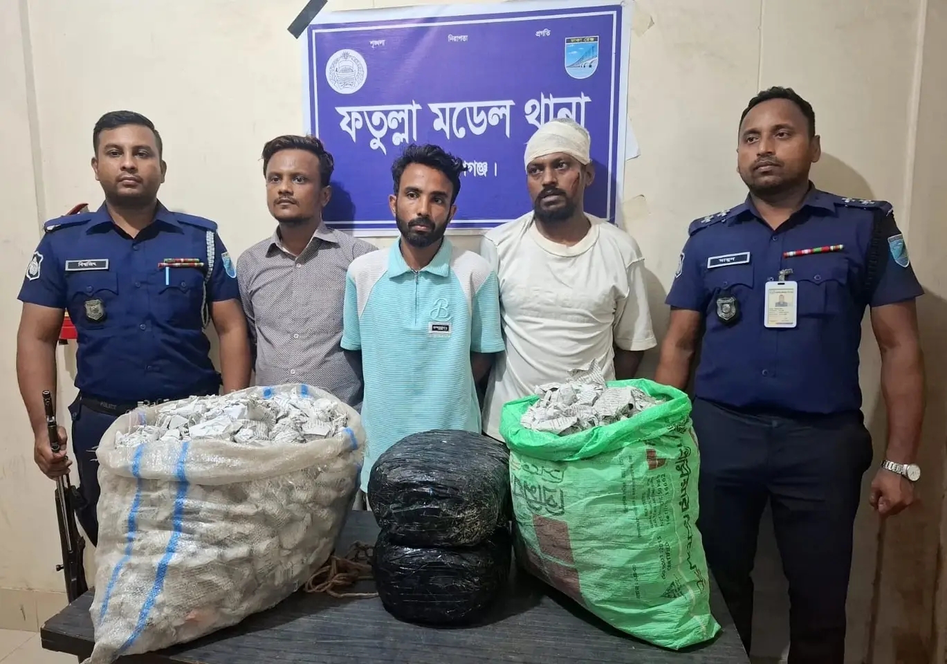 ফতুল্লায় পুলিশের বিশেষ অভিযান: সাড়ে ১৫ কেজি গাঁজাসহ 'ফাইটার মনির'সহ গ্রেফতার ৩