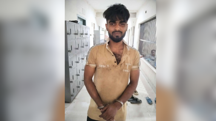 সিদ্ধিরগঞ্জে চলন্ত গাড়ি থেকে সেনা কর্মকর্তার মোবাইল ছিনতাইয়ের চেষ্টা: যুবক হাতেনাতে আটক