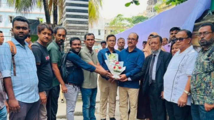 ঢাকা বিভাগীয় কমিশনারকে বাংলাদেশ রিপোর্টার্স ক্লাব ট্রাস্টের ফুলেল শুভেচ্ছা