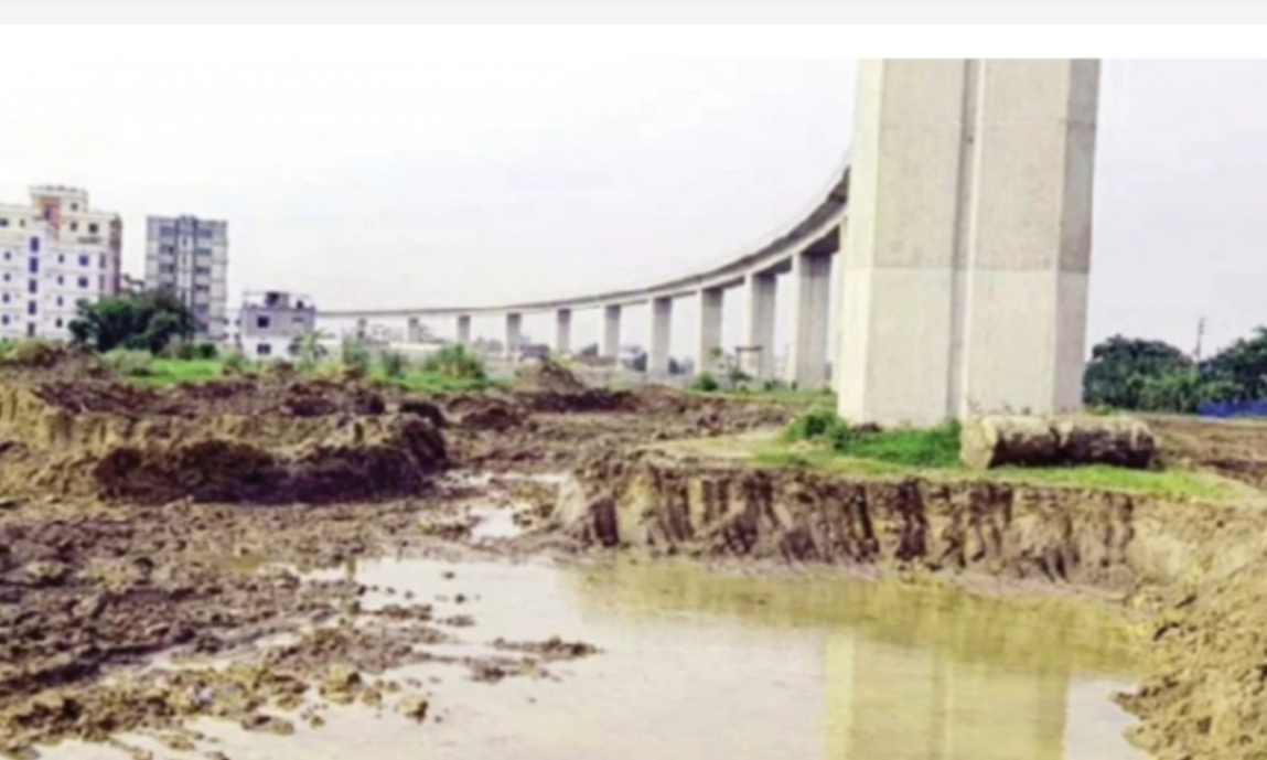 ​পদ্মা রেল সেতুর পিলারের নিচে মাটি কাটা নিয়ে বিতর্ক: দুই পক্ষের পরস্পরবিরোধী বক্তব্য, কাজ স্থগিত