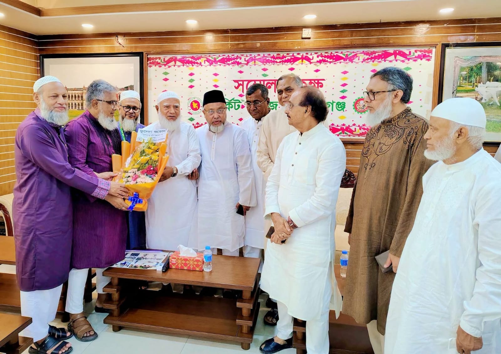 আমীরে জামাত কে ব্যবসায়ীদের পক্ষ থেকে ফুলের শুভেচ্ছা জানানো হয়