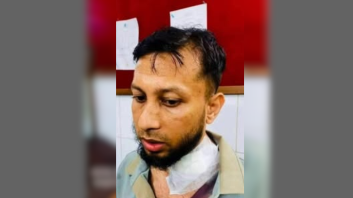 আড়াইহাজারে এসি ল্যান্ডসহ ৬ জনকে কুপিয়ে জখম, স্বর্ণ ও লাখ টাকা লুট