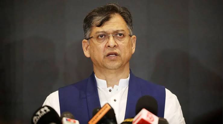 এমপির ছেলের কোনো বিশেষ অধিকার নেই, আইনের চোখে সবাই সমান: স্বরাষ্ট্রমন্ত্রী