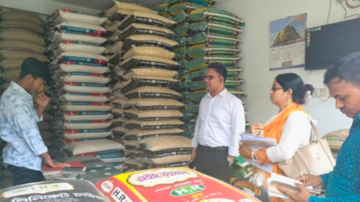আড়াইহাজারে পাটের বস্তা ব্যবহার না করায় দুই চাল ব্যবসায়ীকে জরিমানা