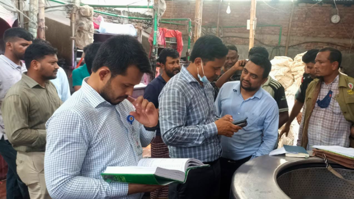 ফতুল্লায় নদী দূষণের দায়ে ডাইং কারখানাকে জরিমানা