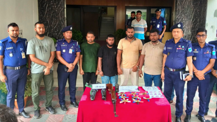 অস্ত্রধারীদের ঢাকায় ডেকে মরিচের গুঁড়া ছিটিয়ে অস্ত্র লুট: চক্রের ৪ সদস্য গ্রেপ্তার