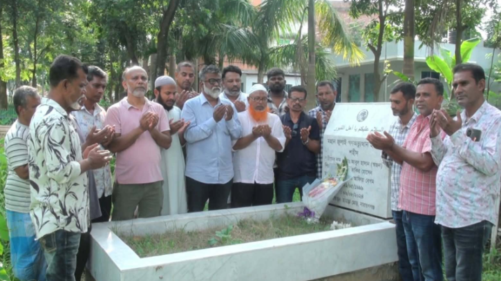 জুলাই বিপ্লবের চেতনা ছড়াতে মাসব্যাপী কর্মসূচি শুরু: শহীদ স্বজনের কবর জিয়ারত করলেন খোরশেদ